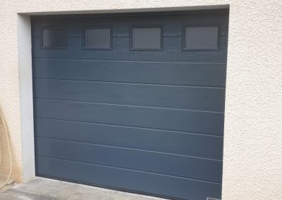 Porte de garage sectionnelle à hublots