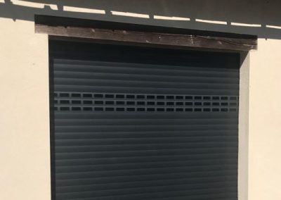 Porte de garage enroulable à hublots